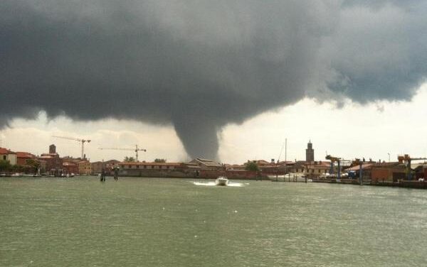 Bijzonder grote tornado Saint Helena, veel schade, geen slachtoffers